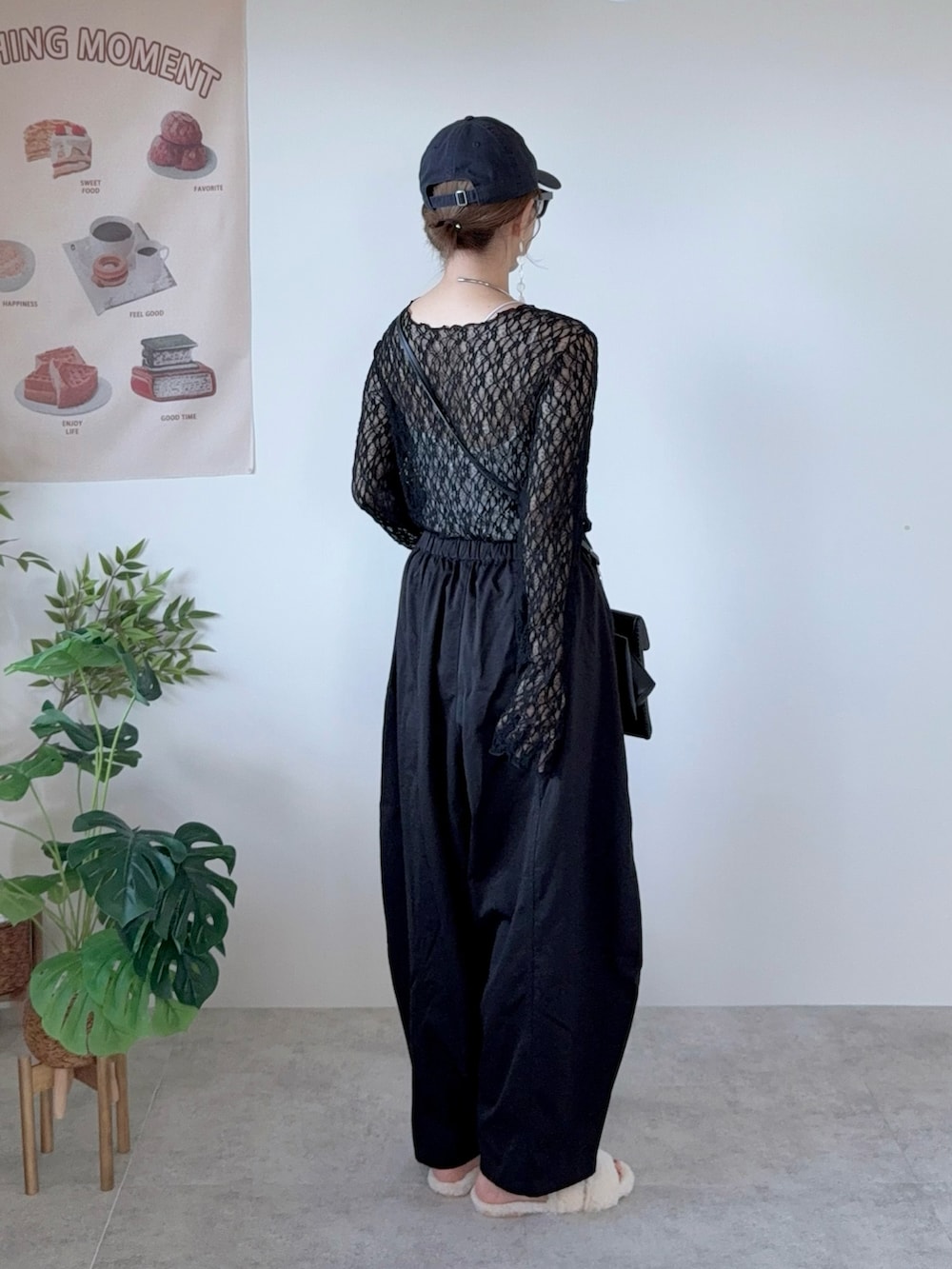 ブラック系のその他パンツ、その他のメガネ、ブルー系のキャップを着用したレディースの夏コーディネートの3枚目の写真