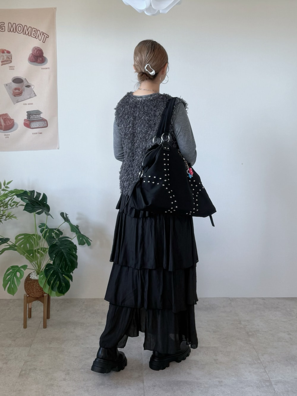 ブラック系のスカート、ブラック系のボストンバッグ、シルバー系のヘアピンを着用したレディースの秋コーディネートの3枚目の写真