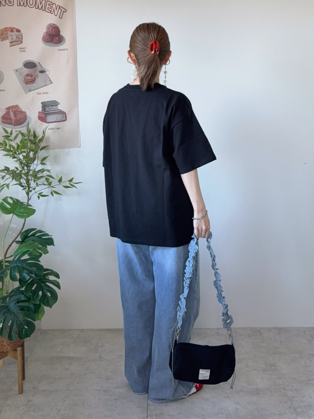 レッド系のスニーカー、ブラック系のTシャツ/カットソー、ブラック系のショルダーバッグを着用したレディースの春コーディネートの3枚目の写真