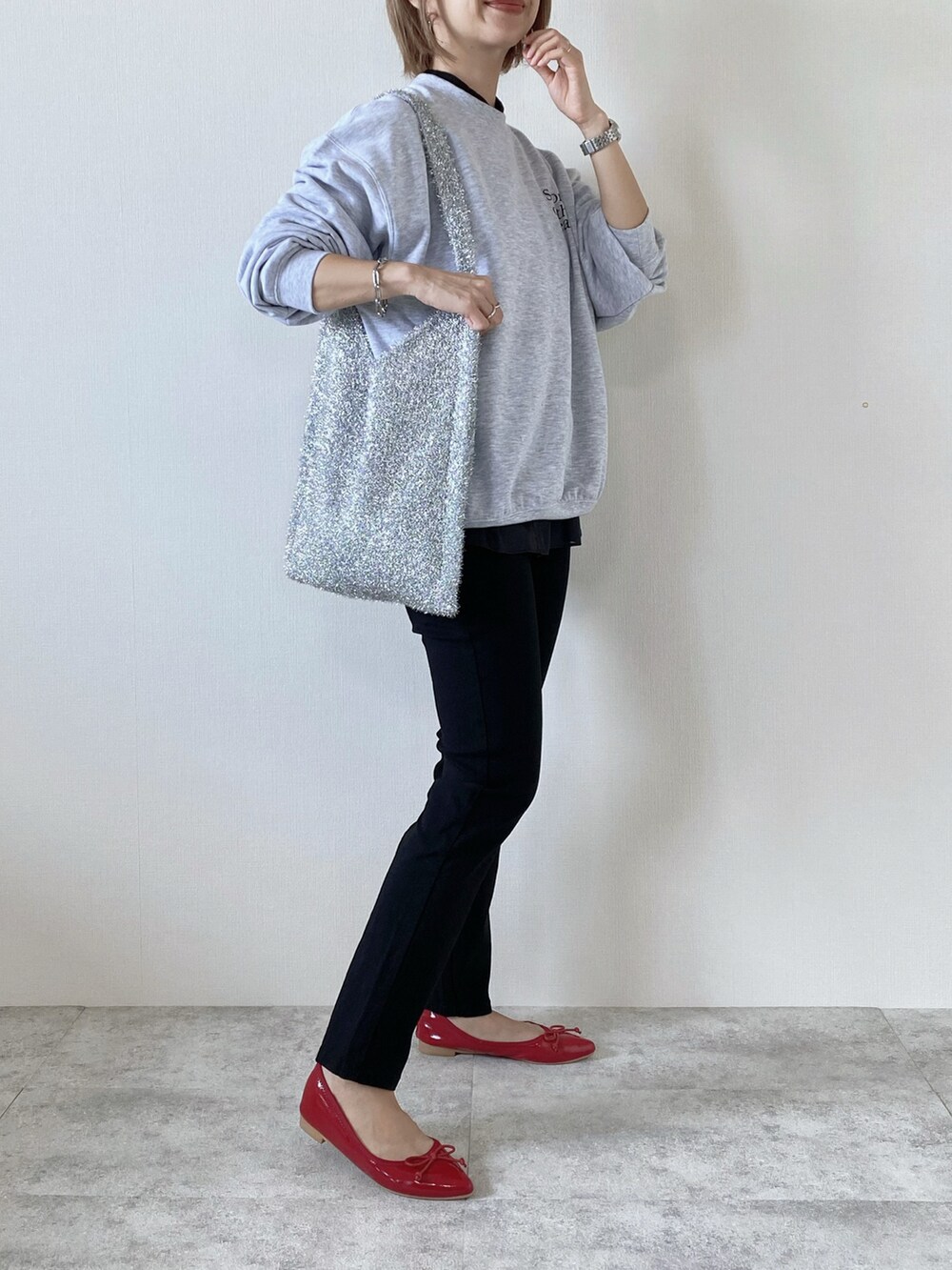 その他のスウェット、ブラック系のその他パンツ、レッド系のバレエシューズを着用したレディースの秋コーディネートの4枚目の写真
