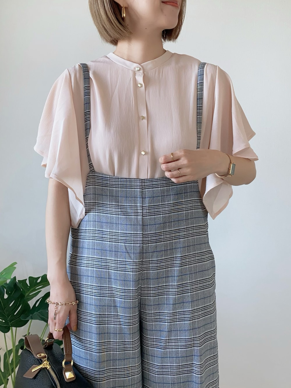 ブラック系のボストンバッグ、シルバー系のバレエシューズ、ピンク系のシャツ/ブラウスを着用したレディースの春コーディネートの3枚目の写真