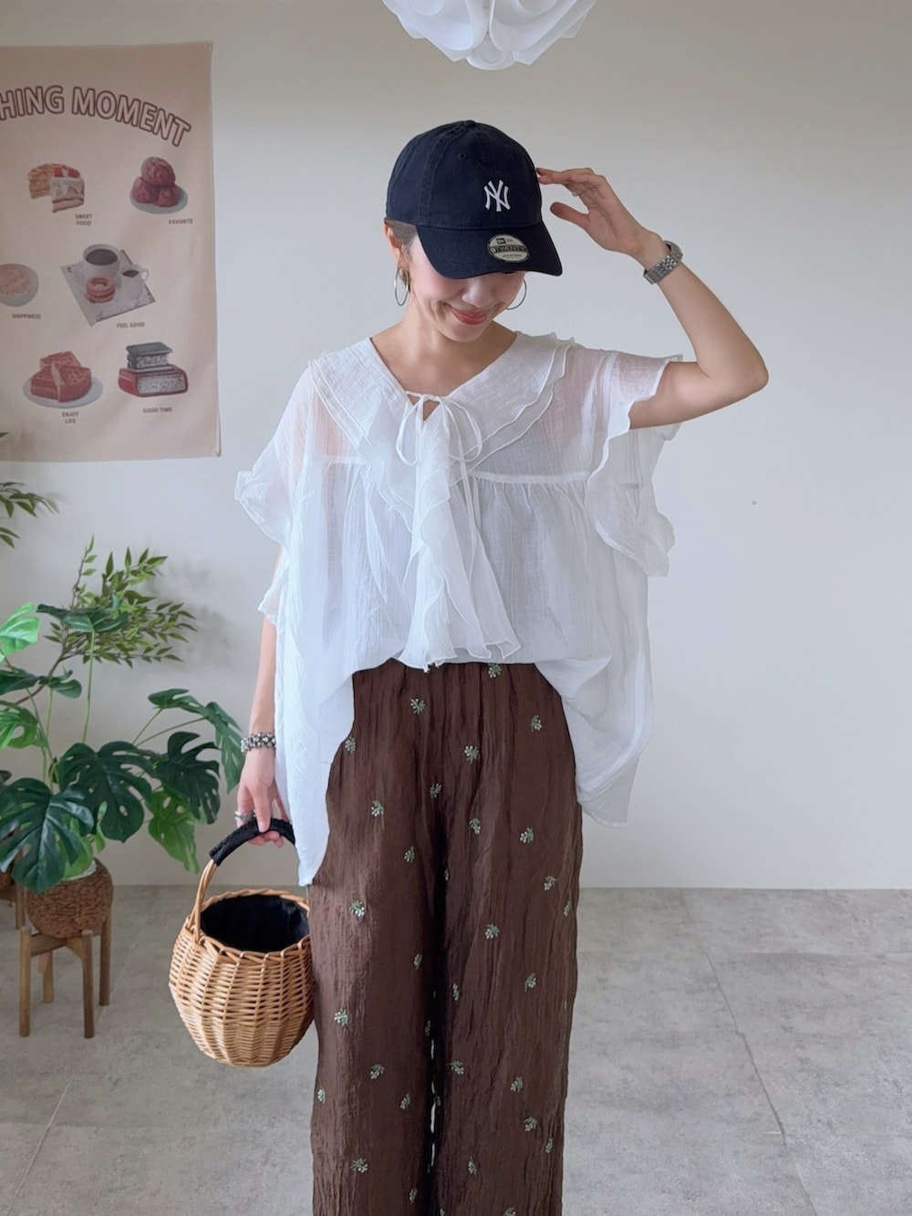 ホワイト系のシャツ/ブラウス、ブラウン系のその他パンツ、ホワイト系のサンダルを着用したレディースの夏コーディネートの4枚目の写真