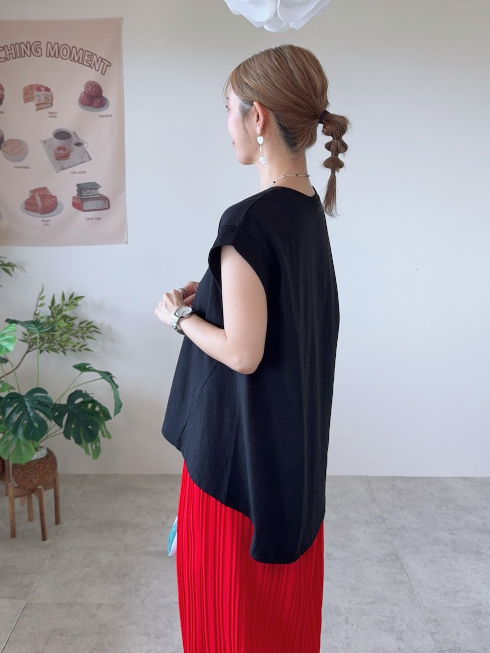 ブラック系のTシャツ/カットソー、レッド系のスカート、ホワイト系のトートバッグを着用したレディースの夏コーディネートの5枚目の写真