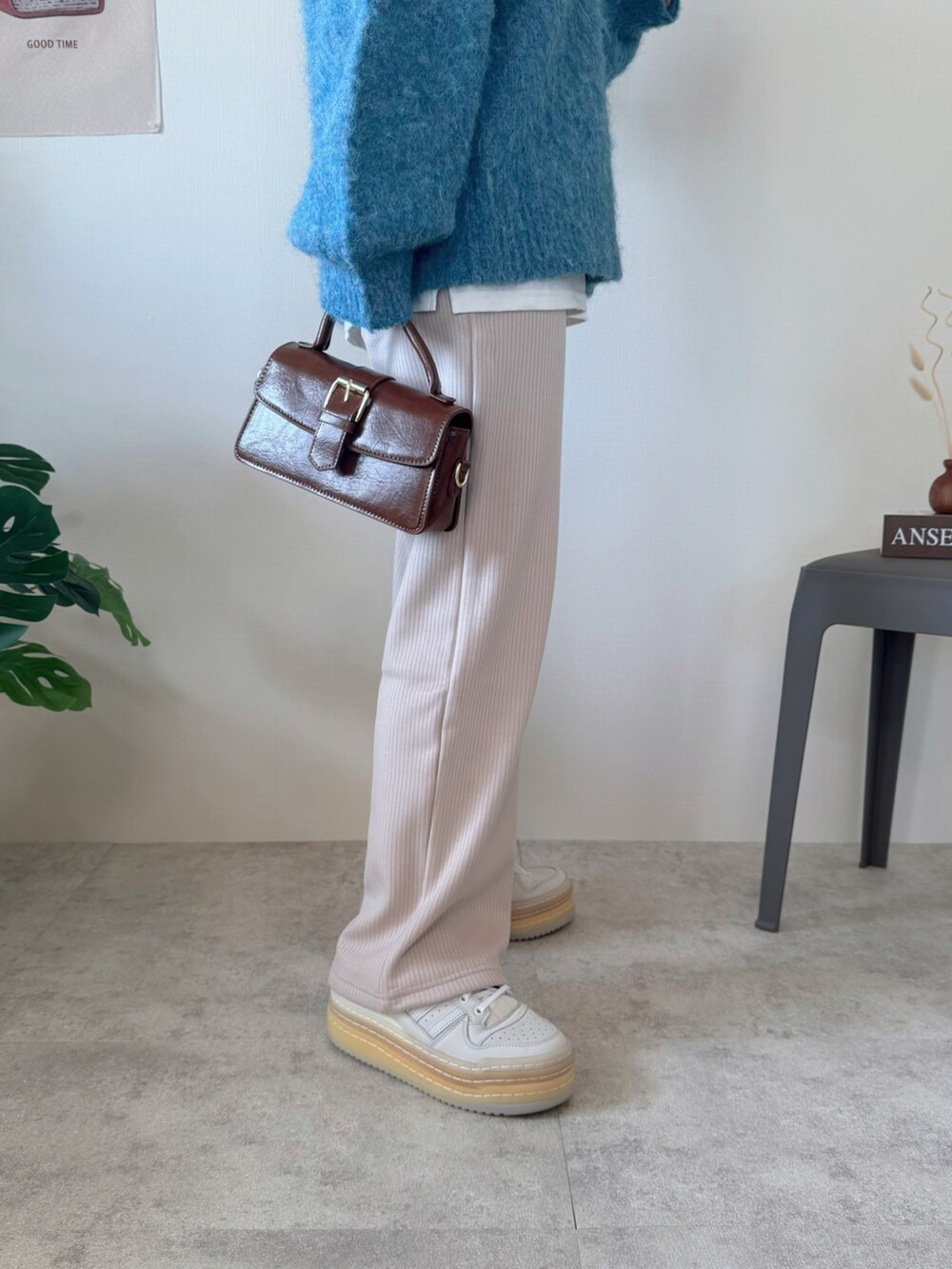 ベージュ系のその他パンツ、ブラウン系のハンドバッグを着用したレディースの秋コーディネートの5枚目の写真