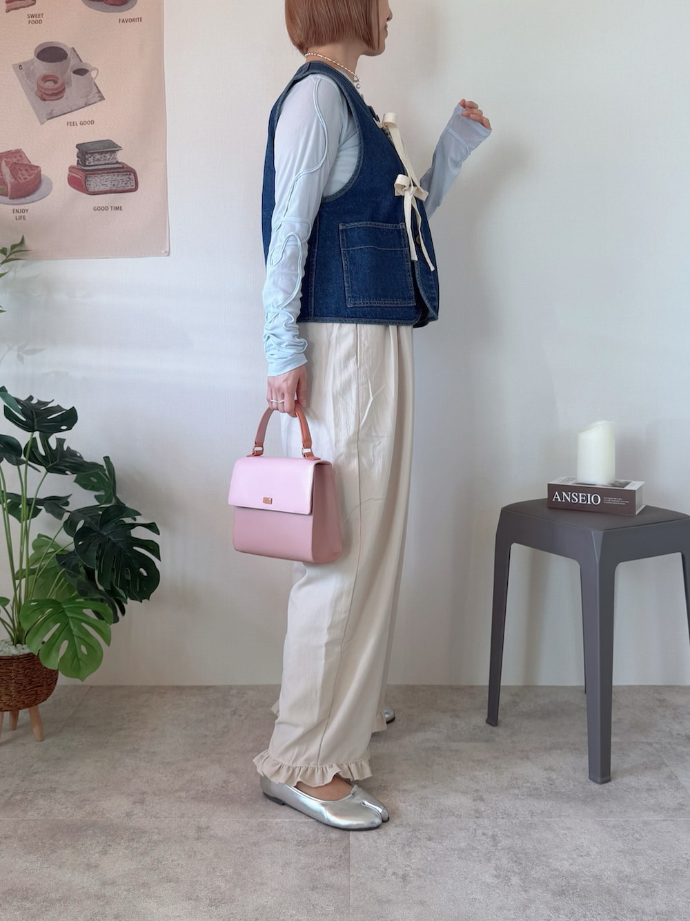 ブルー系のベスト、ブルー系のTシャツ/カットソー、シルバー系のバレエシューズを着用したレディースの冬コーディネートの4枚目の写真