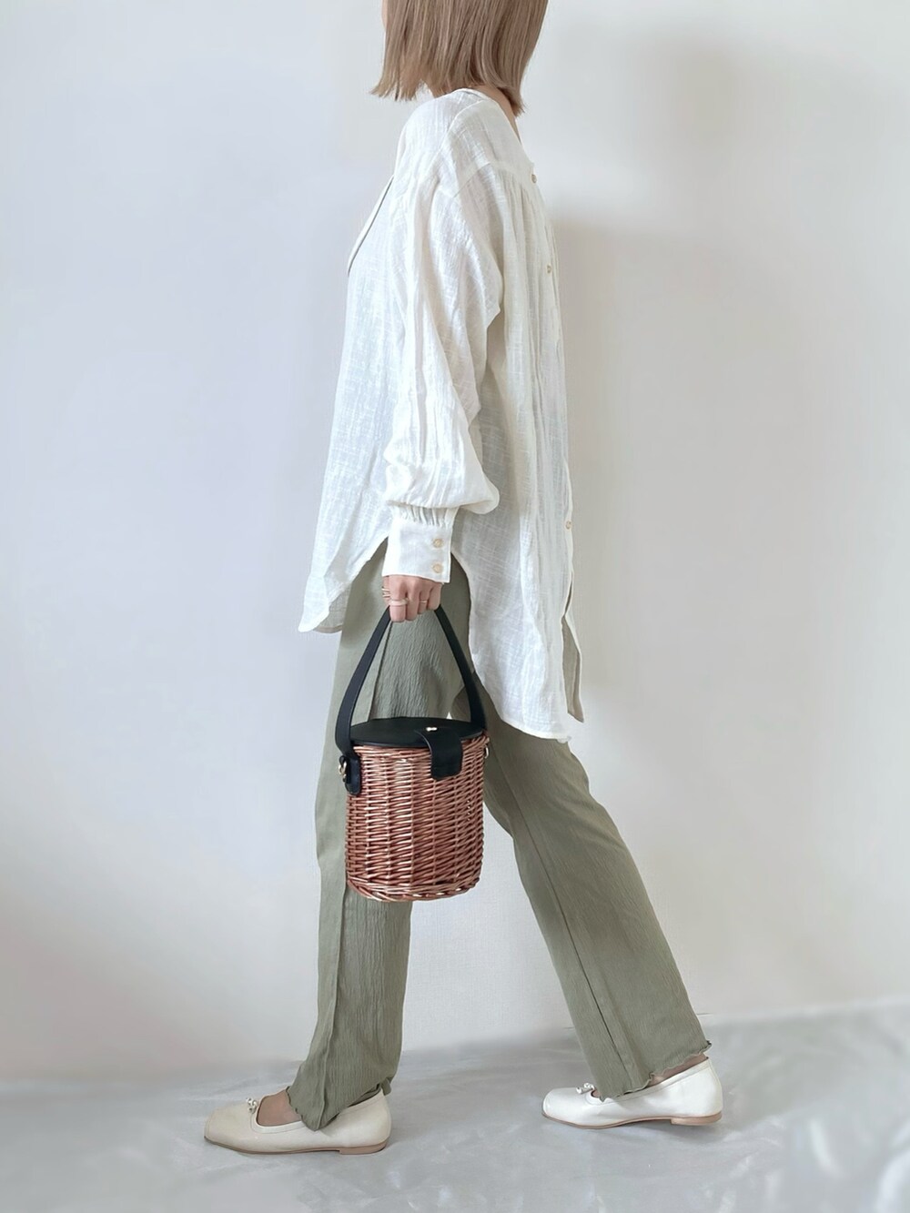 グリーン系のその他パンツ、ブラック系のバッグ、ホワイト系のバレエシューズを着用したレディースの春コーディネートの3枚目の写真