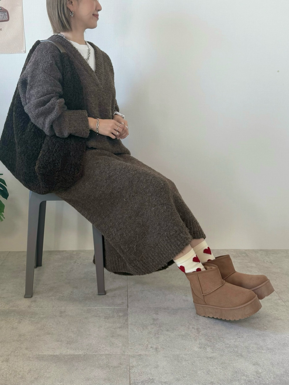 ブラウン系のワンピース、イエロー系のブーツを着用したレディースの秋コーディネートの2枚目の写真