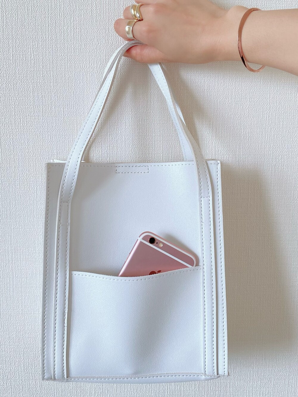 ブラック系のスカート、ブラック系のバレエシューズ、ブラック系のトップスを着用したレディースの春コーディネートの5枚目の写真