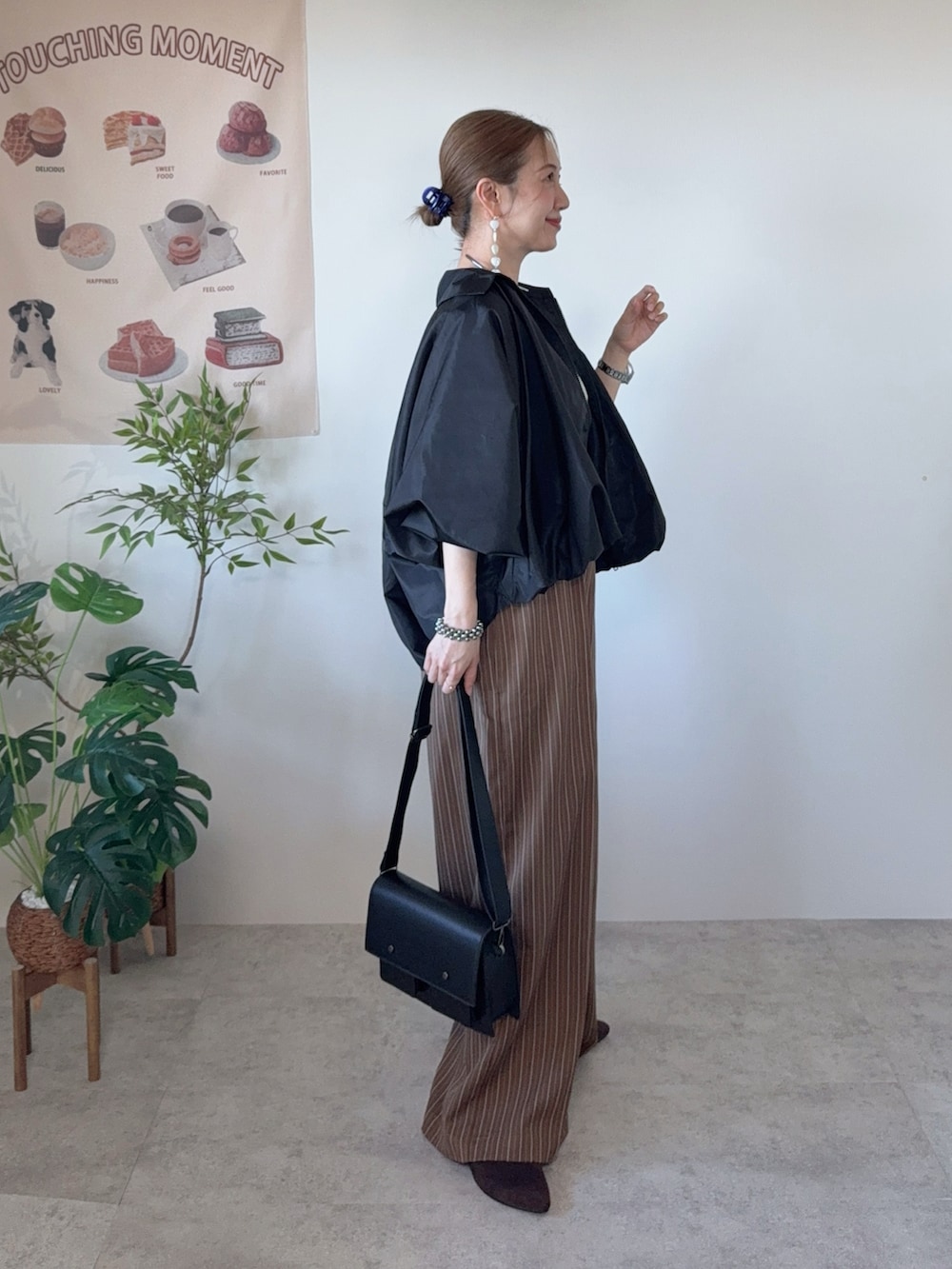 ブラック系のTシャツ/カットソー、ブラック系のその他アウター、ブラウン系のサロペット/オーバーオールを着用したレディースの春コーディネートの2枚目の写真