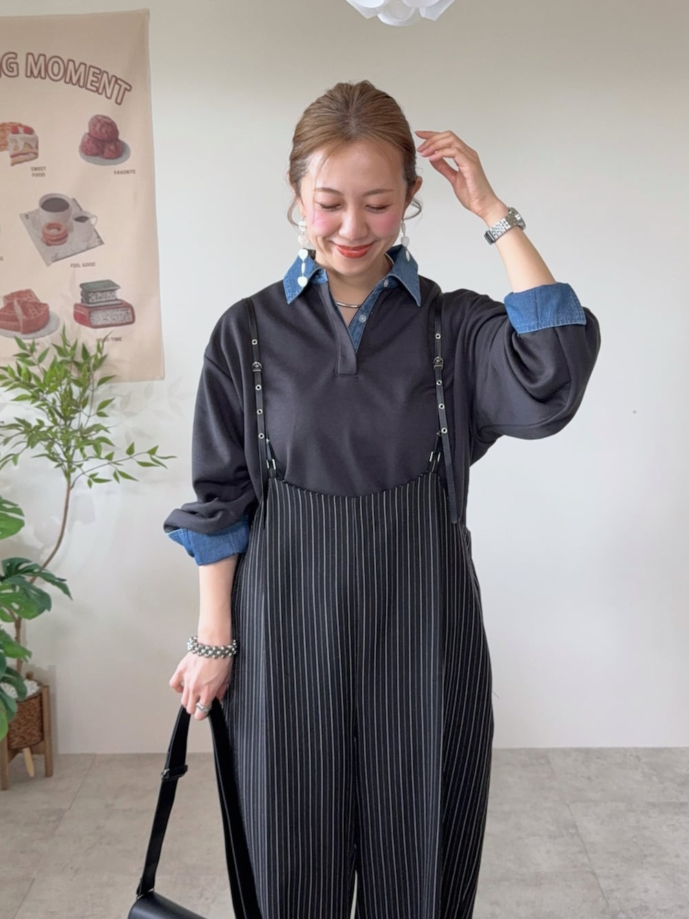 グレー系のスウェット、ブラック系のショルダーバッグ、ブラック系のその他パンツを着用したレディースの春コーディネートの3枚目の写真