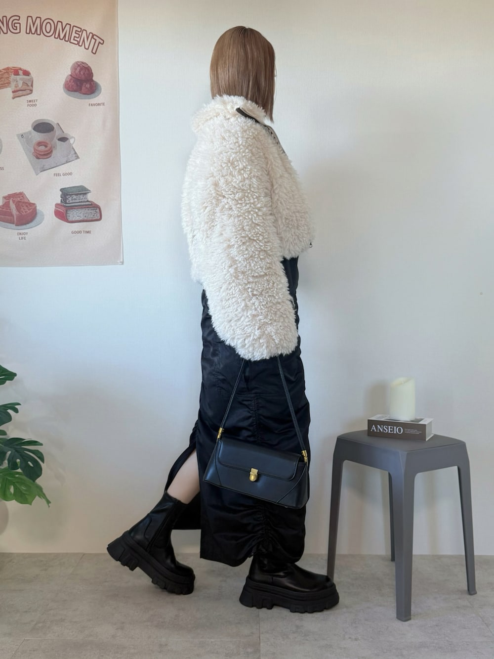 ブラック系のワンピース、ホワイト系のブルゾン、レッド系のニット/セーターを着用したレディースの冬コーディネートの4枚目の写真