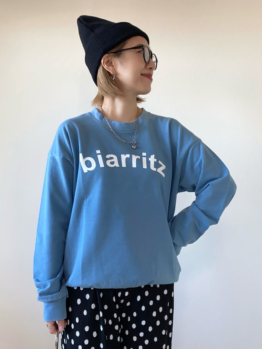 ブラック系のその他パンツ、ブルー系のスウェット、ブラック系のパンプスを着用したレディースの秋コーディネートの4枚目の写真