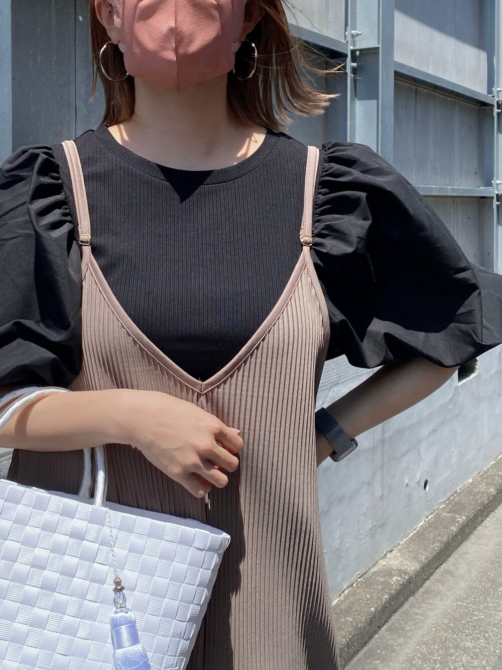 ブラック系のトップス、ホワイト系のかごバッグ、ブラック系のサンダルを着用したレディースの夏コーディネートの5枚目の写真