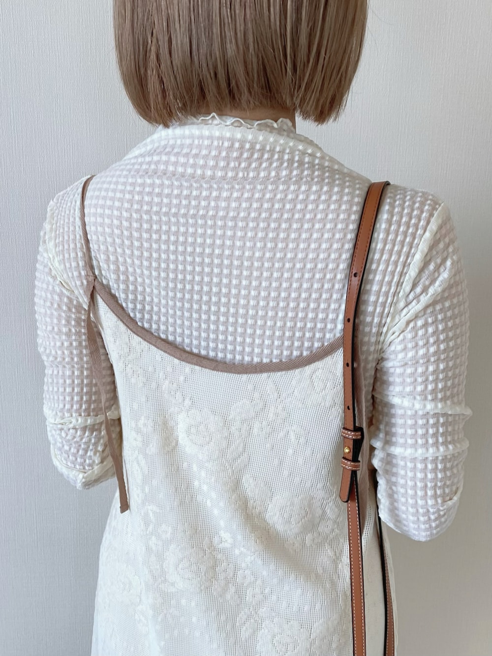 ホワイト系のワンピース、ベージュ系のブーツ、ホワイト系のシャツ/ブラウスを着用したレディースの春コーディネートの4枚目の写真