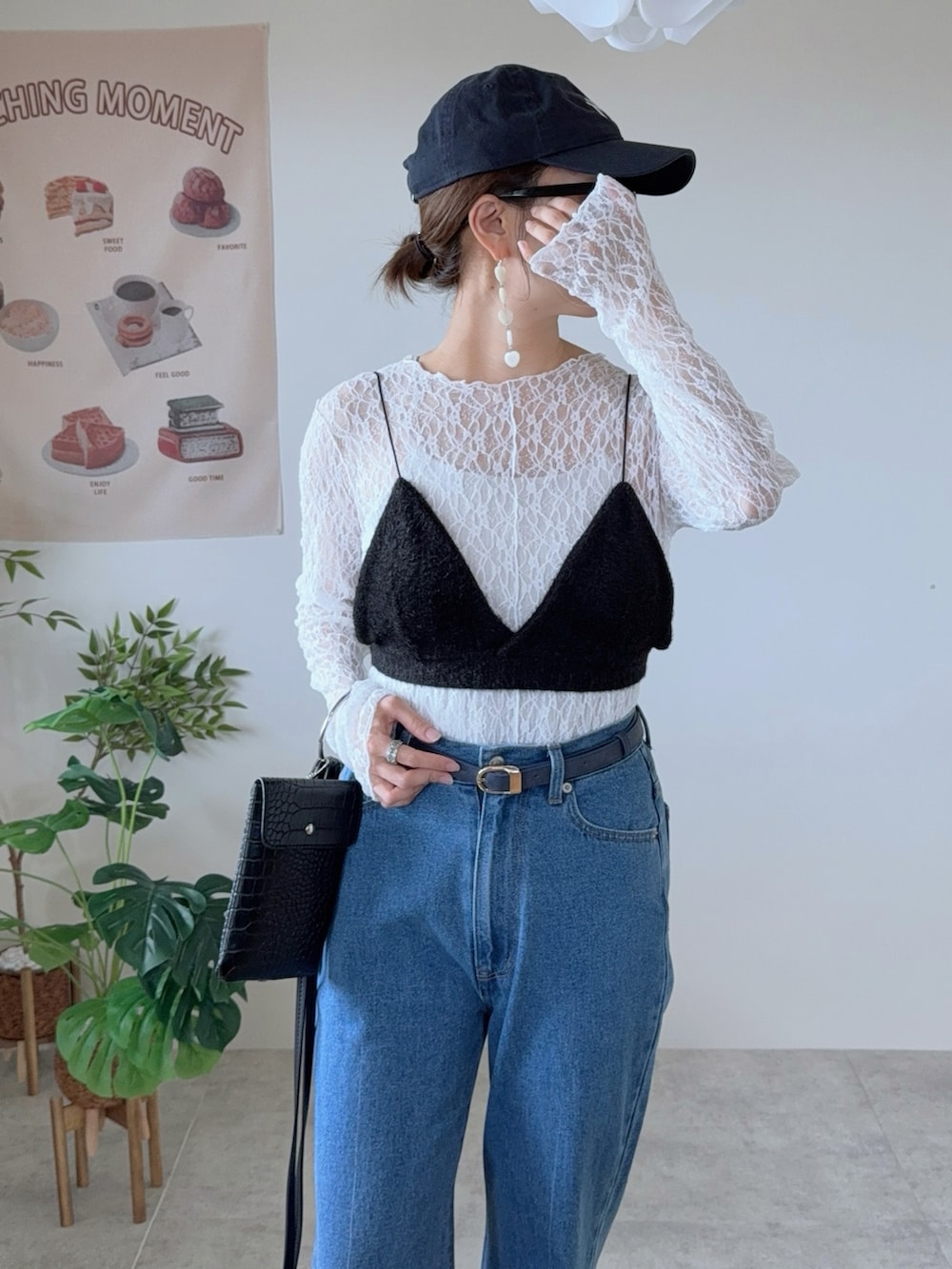 ブラック系のその他トップス、ブルー系のデニムパンツ、ベージュ系のサンダルを着用したレディースの夏コーディネートの4枚目の写真