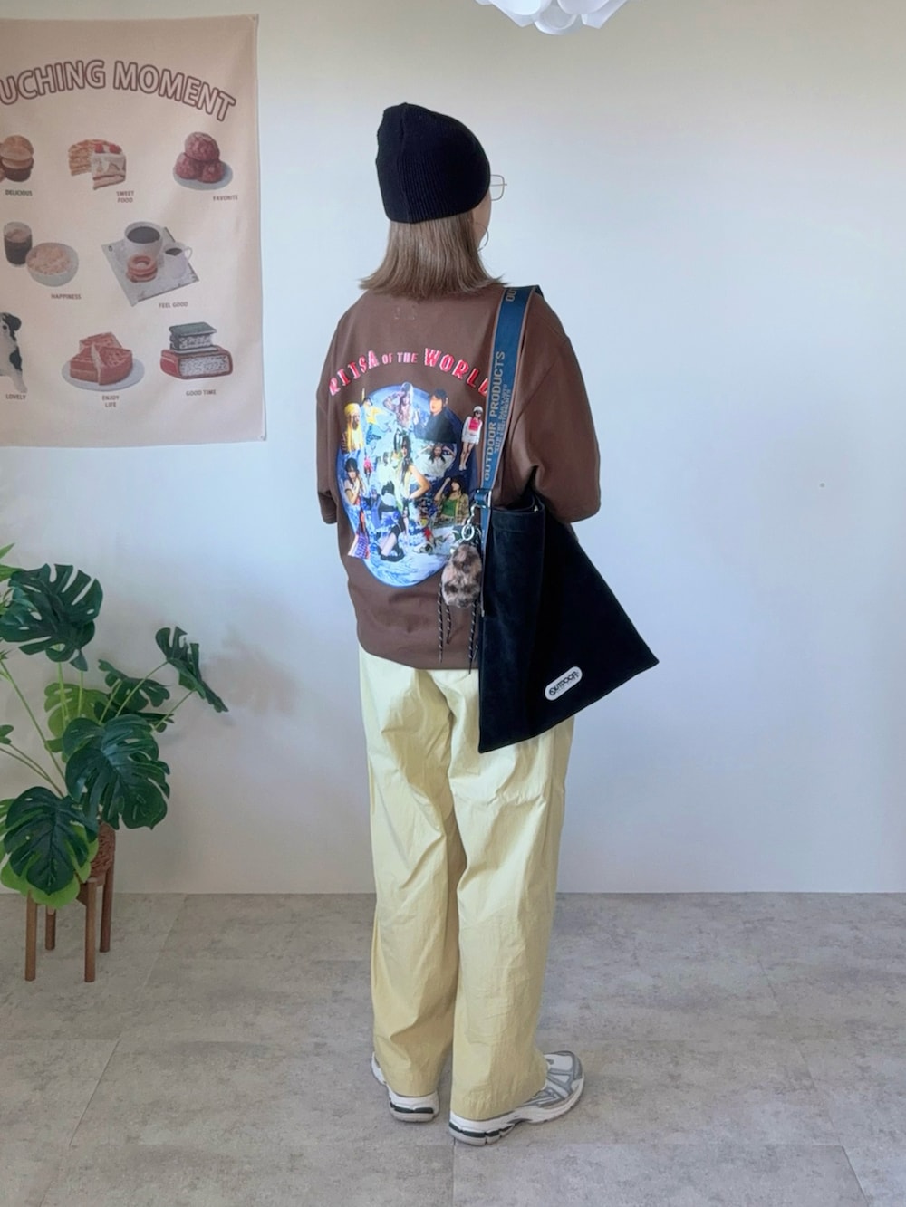 イエロー系のカーゴパンツ、ブラック系のトートバッグ、ブラック系のニットキャップ/ビーニーを着用したレディースの秋コーディネートの2枚目の写真