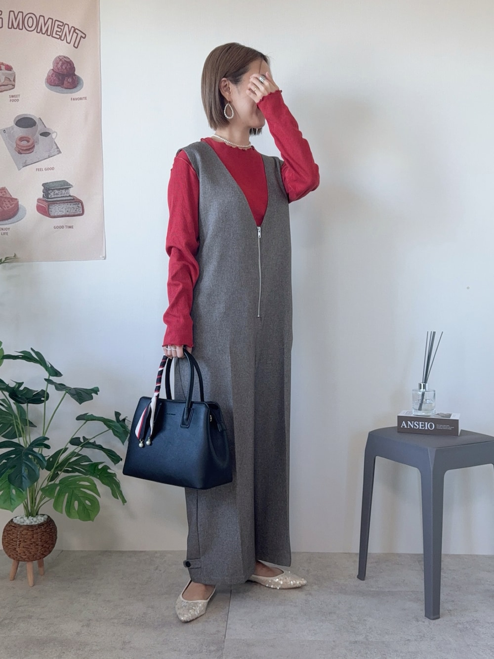 ブラック系のハンドバッグ、ブラウン系のつなぎ/オールインワン、ホワイト系のパンプスを着用したレディースの冬コーディネートの2枚目の写真