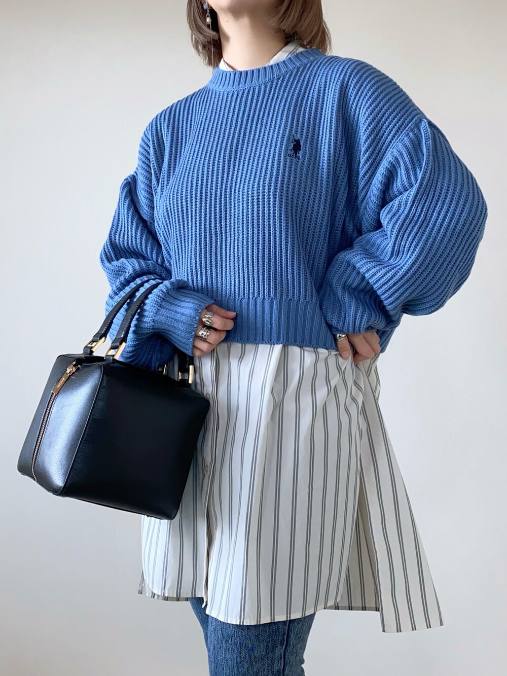 ホワイト系のシャツ/ブラウス、ブラック系のハンドバッグ、ブラック系のローファーを着用したレディースの冬コーディネートの4枚目の写真