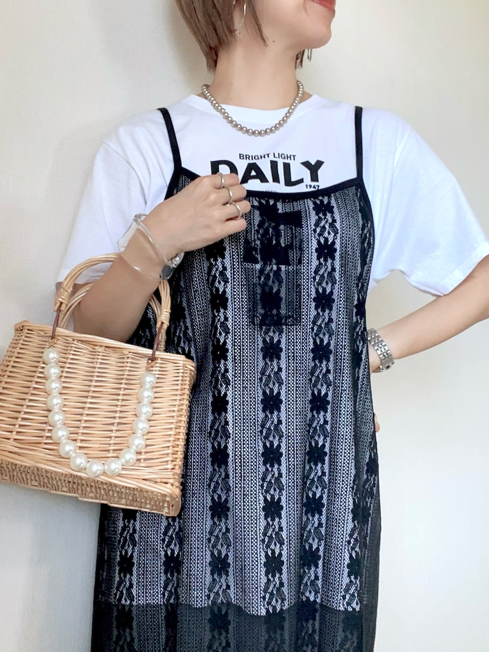 ブラック系のワンピース/ドレス、ベージュ系のかごバッグ、ホワイト系のTシャツ/カットソーを着用したレディースの夏コーディネートの4枚目の写真