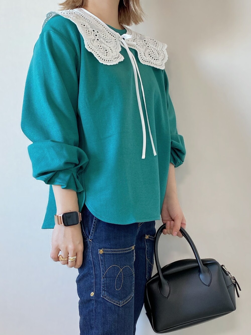 ブラック系のバッグ、グリーン系のTシャツ/カットソー、ホワイト系のその他を着用したレディースの春コーディネートの2枚目の写真