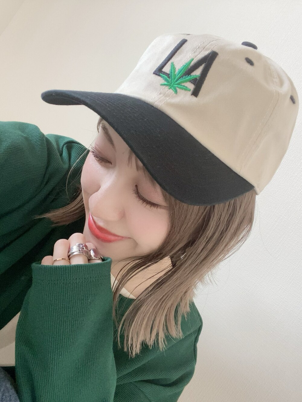 グリーン系のカーディガン/ボレロ、ベージュ系のTシャツ/カットソー、ブラック系のショルダーバッグを着用したレディースの春コーディネートの3枚目の写真