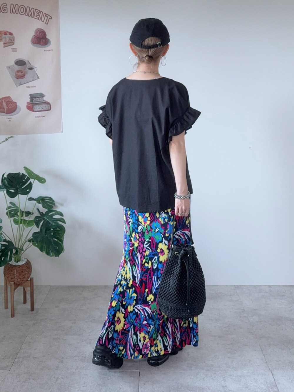 ブラック系のサンダル、ブラック系のシャツ/ブラウス、ブルー系のスカートを着用したレディースの夏コーディネートの2枚目の写真