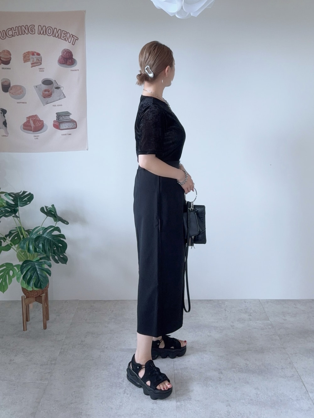 ブラック系のサンダル、ブラック系のスカート、シルバー系のヘアピンを着用したレディースの夏コーディネートの3枚目の写真