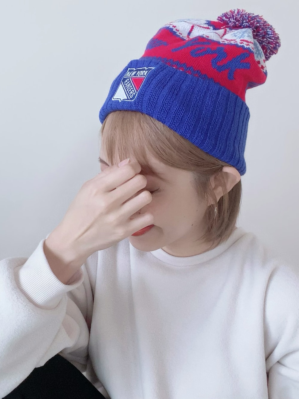 ホワイト系のショルダーバッグ、ホワイト系のスウェット、ホワイト系のスニーカーを着用したレディースの秋コーディネートの3枚目の写真