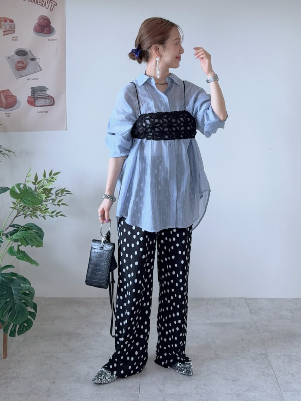 ブルー系のシャツ/ブラウス、ブラック系のシャツ/ブラウス、ブラック系のその他パンツを着用したレディースの春コーディネートの5枚目の写真