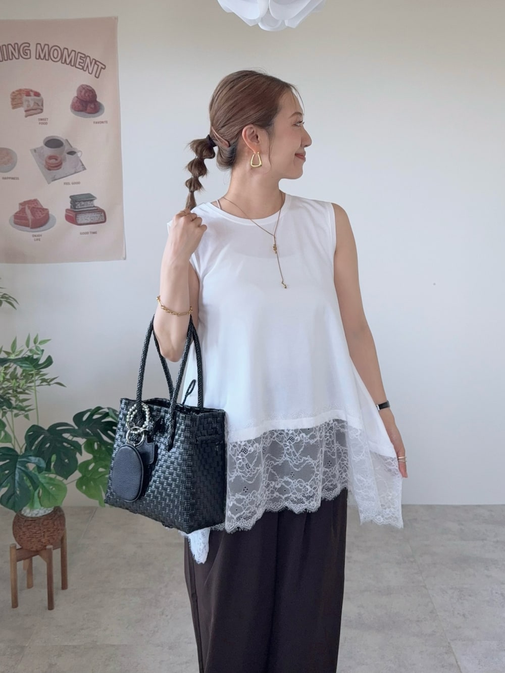 ホワイト系のTシャツ/カットソー、ブラウン系のスラックス、ホワイト系のサンダルを着用したレディースの春コーディネートの4枚目の写真