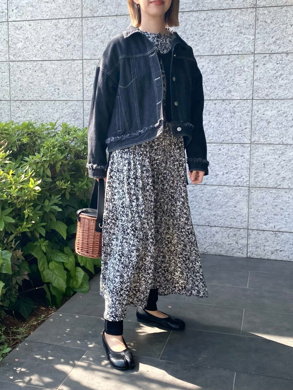 ブラック系のワンピース/ドレス、ブラック系のバッグ、ブラック系のパンプスを着用したレディースの春コーディネートの3枚目の写真