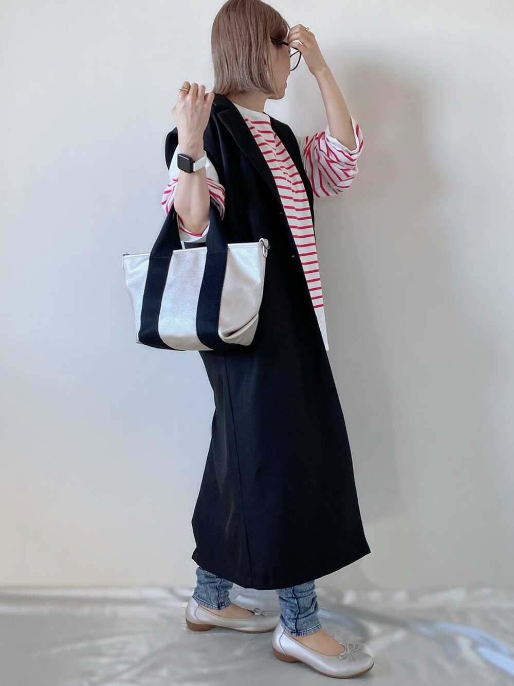 ブラック系のトレンチコート、その他のパンプス、ピンク系のTシャツ/カットソーを着用したレディースの夏コーディネートの2枚目の写真