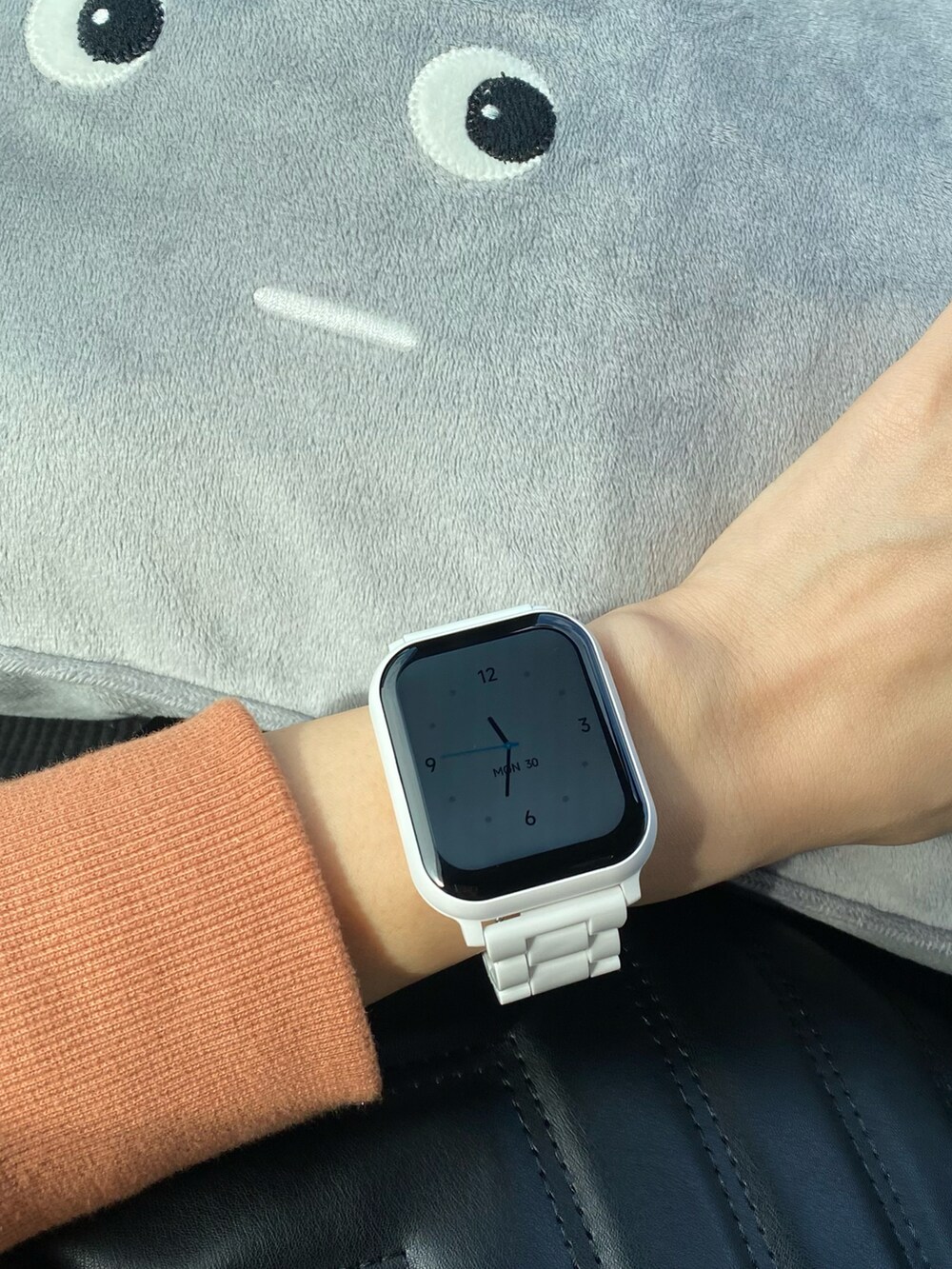 ブラック系のワンピース、ゴールド系のスニーカー、ブラック系のバッグを着用したレディースの秋コーディネートの4枚目の写真