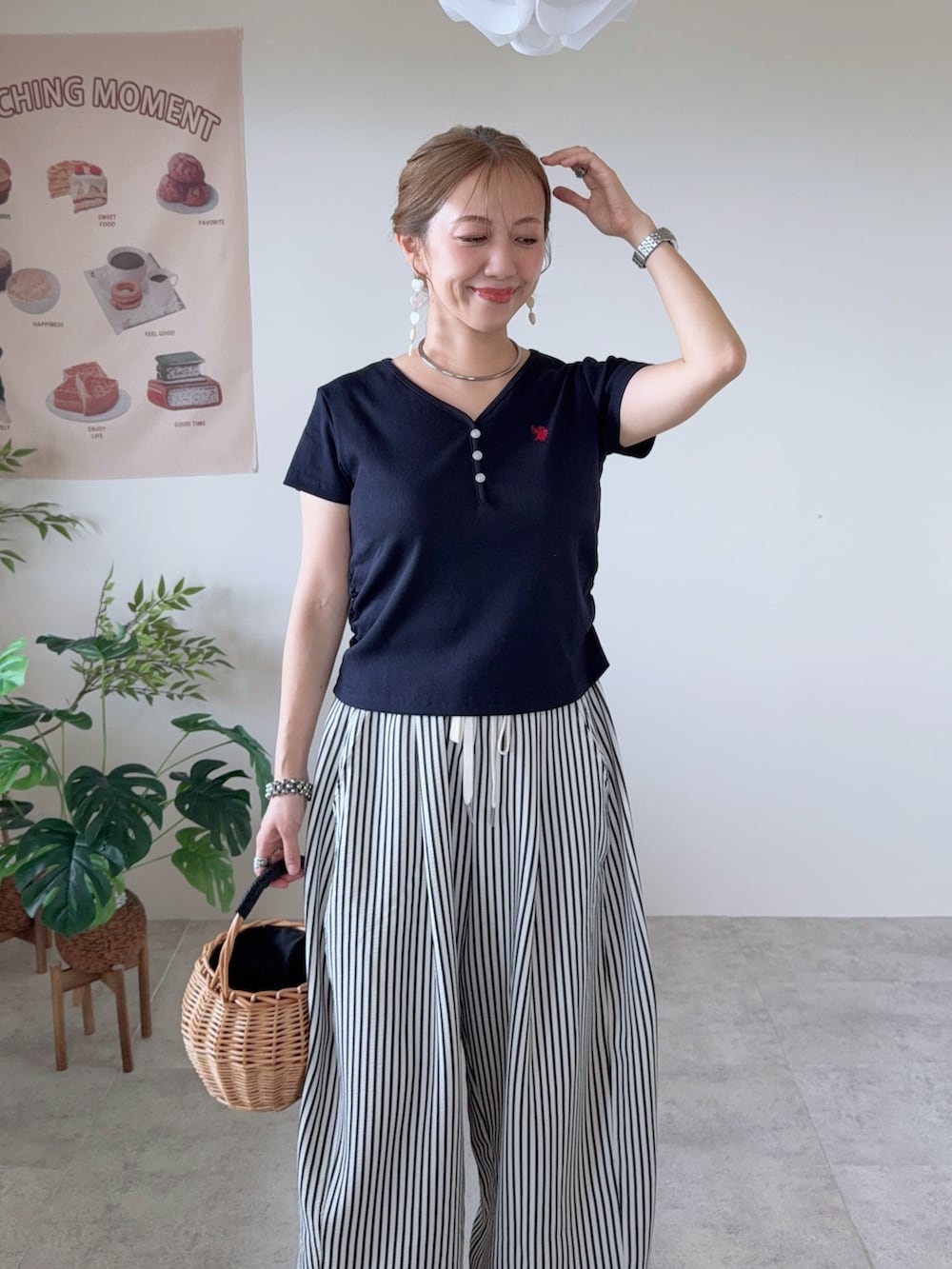 ブルー系のTシャツ/カットソー、ホワイト系のその他パンツ、ホワイト系のサンダルを着用したレディースの夏コーディネートの4枚目の写真