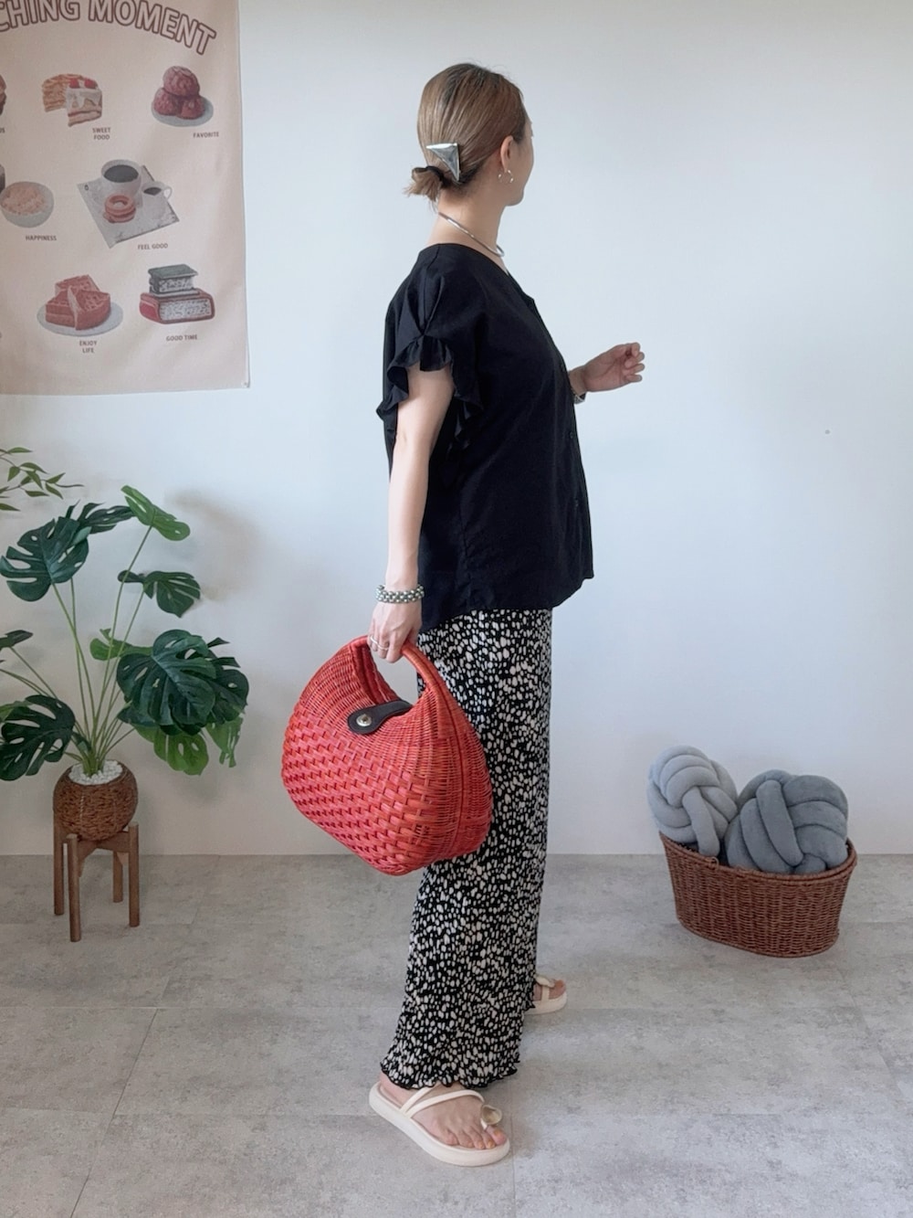 ブラック系のその他パンツ、ホワイト系のサンダル、ブラック系のシャツ/ブラウスを着用したレディースの夏コーディネートの2枚目の写真