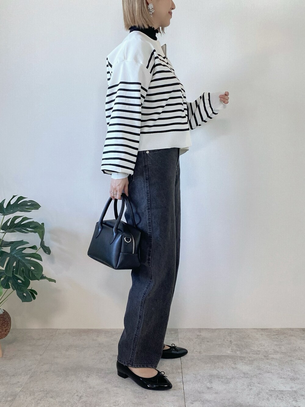 ホワイト系のカーディガン/ボレロ、ブラック系のデニムパンツ、ブラック系のバッグを着用したレディースの冬コーディネートの2枚目の写真