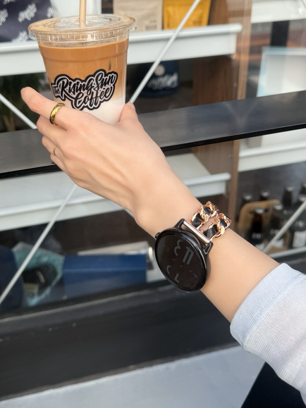 ブラウン系のつなぎ/オールインワン、ブラック系のローファー、ブラック系のハンドバッグを着用したレディースの春コーディネートの5枚目の写真