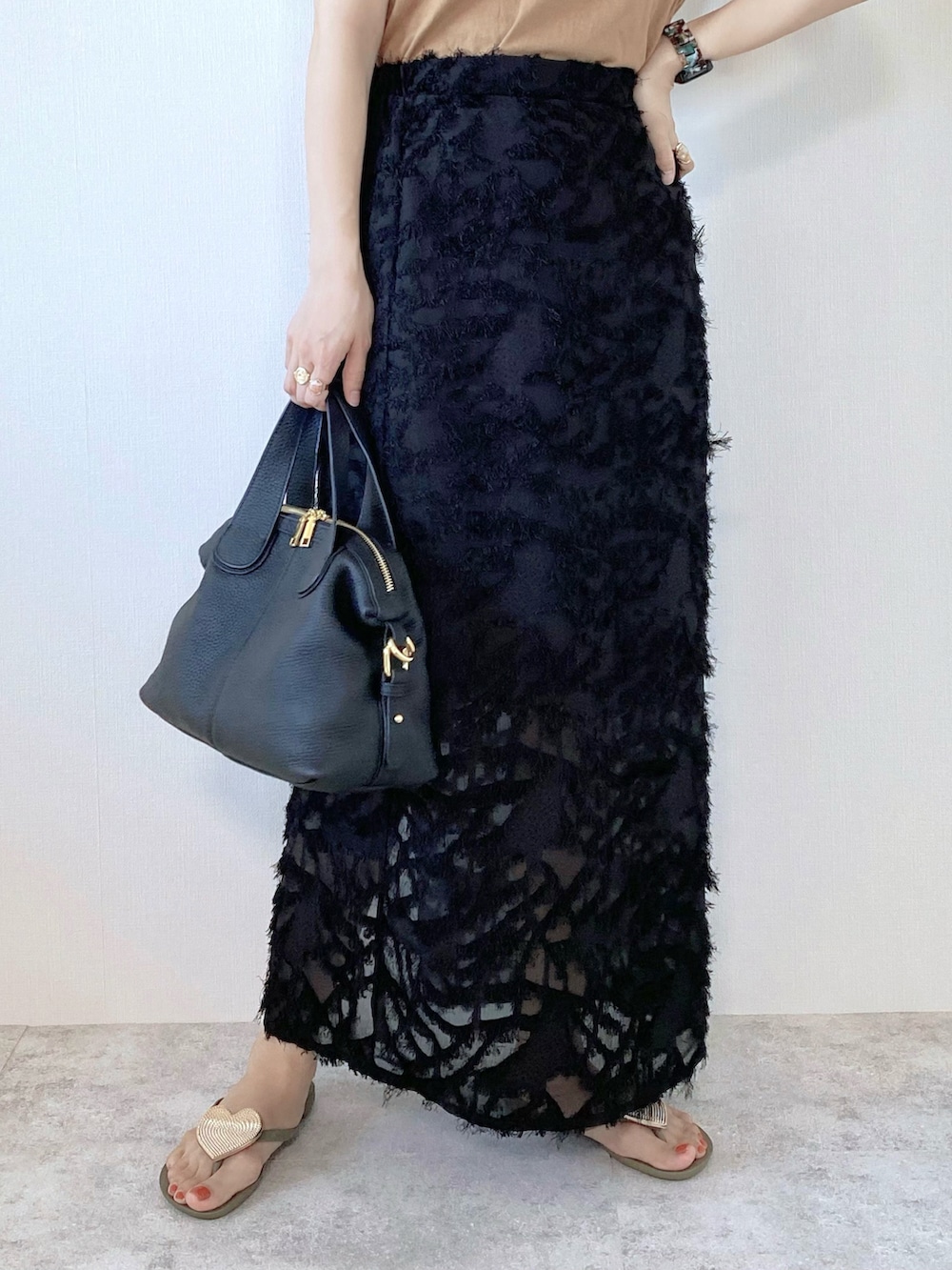 「zena、大人カジュアル、フリンジスカート、ジャガードスカート、ootd、Tシャツ、ビーチサンダル、カジュアルコーデ」｜「KiraKiraShopのアイテム（Tシャツ/カットソー、ブラウン系）」を使った、memeさん（レディース・158cm）の夏コーディネートの4枚目の写真