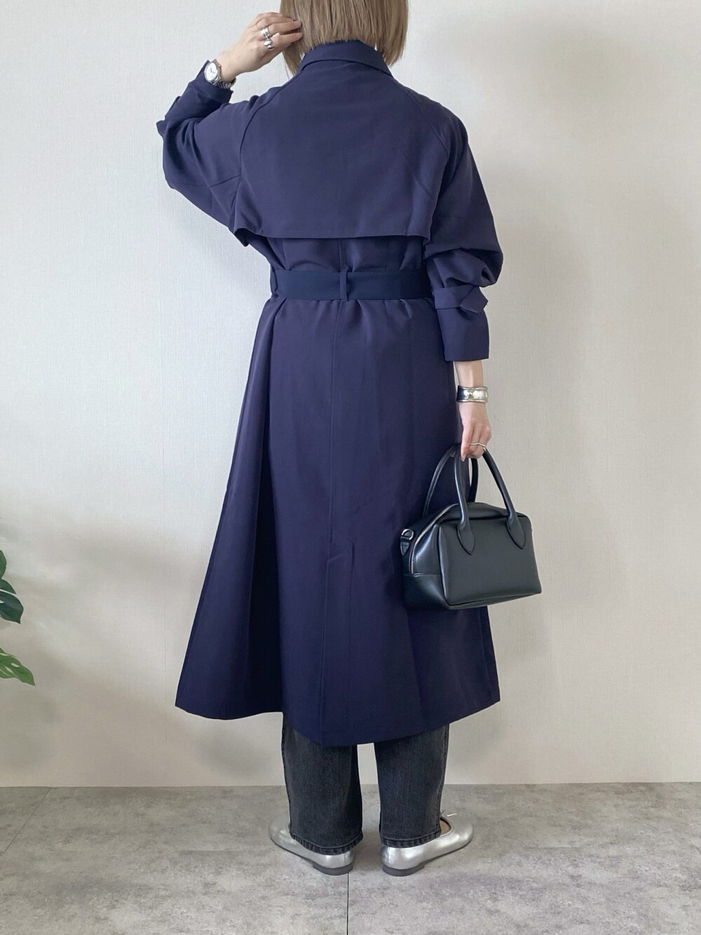 ホワイト系のTシャツ/カットソー、ブラック系のデニムパンツ、ブルー系のトレンチコートを着用したレディースの春コーディネートの4枚目の写真