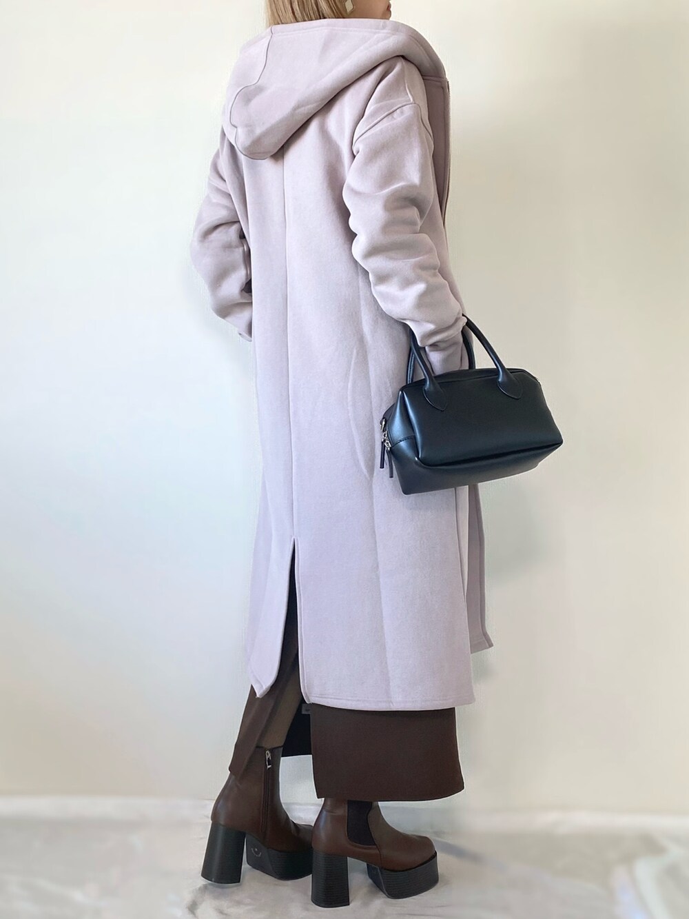 ブラック系のバッグ、グレー系のジャケット/アウター、ブラウン系のブーツを着用したレディースの冬コーディネートの3枚目の写真