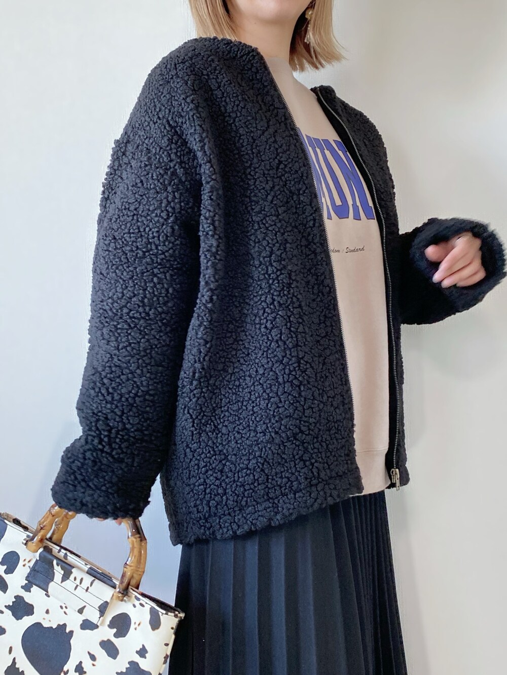 ブラック系のジャケット/アウター、ブラック系のスカート、その他のバッグを着用したレディースの冬コーディネートの2枚目の写真