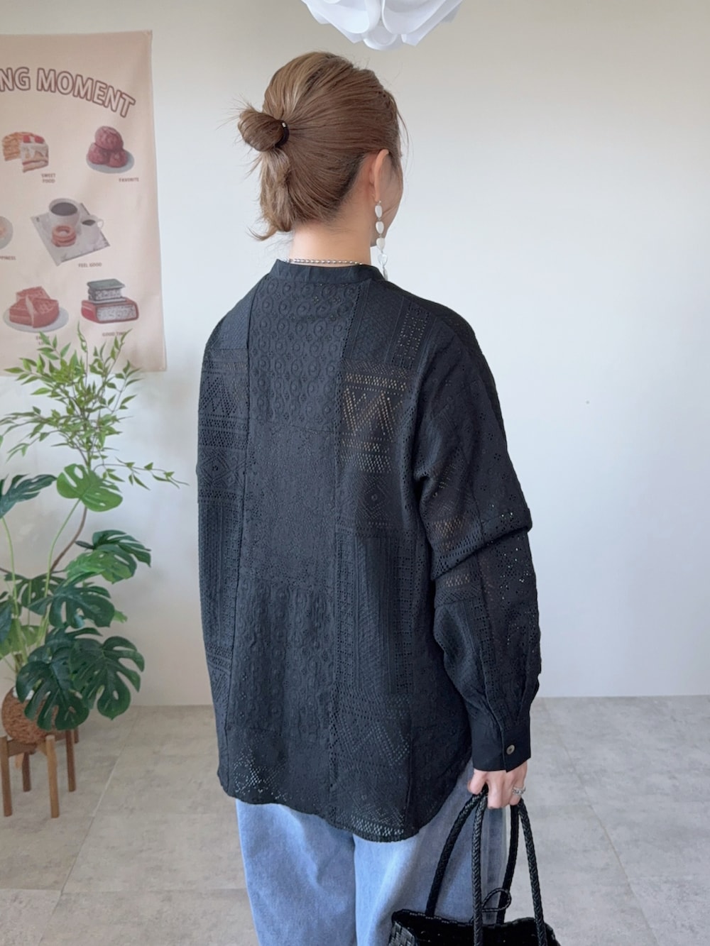 ブラック系のシャツ/ブラウス、ブルー系のデニムパンツ、ブラック系のかごバッグを着用したレディースの春コーディネートの3枚目の写真