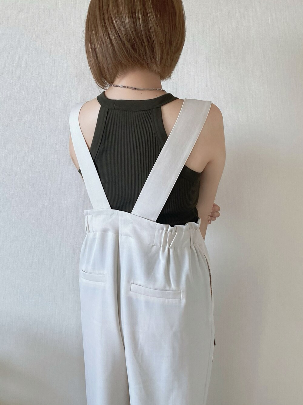 レッド系のボストンバッグ、ベージュ系のサロペット/オーバーオール、ベージュ系のサンダルを着用したレディースの夏コーディネートの4枚目の写真