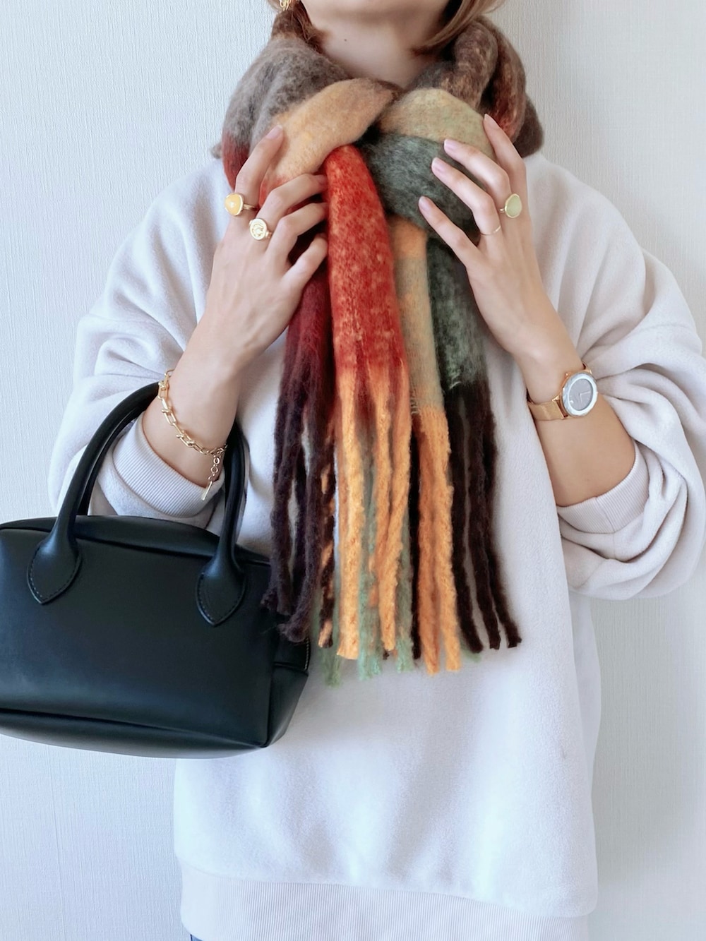 ホワイト系のスウェット、ホワイト系のスニーカー、ブラック系のバッグを着用したレディースの冬コーディネートの4枚目の写真