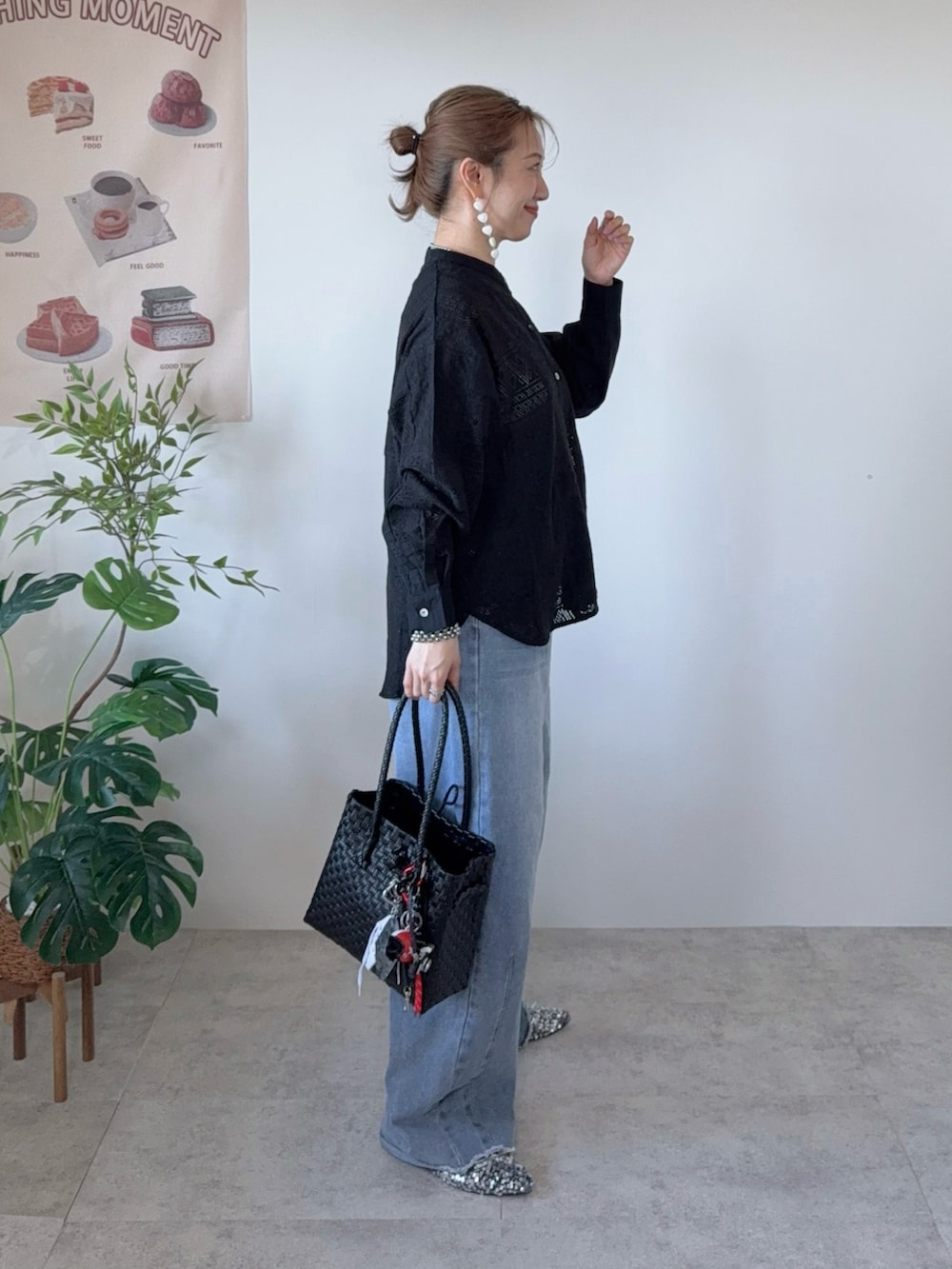 ブラック系のシャツ/ブラウス、ブルー系のデニムパンツ、ブラック系のかごバッグを着用したレディースの春コーディネートの4枚目の写真