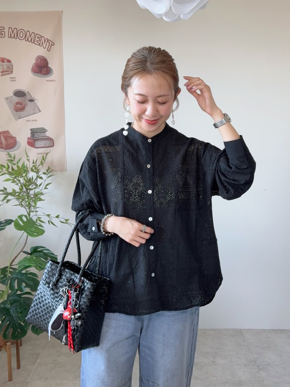 ブラック系のシャツ/ブラウス、ブルー系のデニムパンツ、ブラック系のかごバッグを着用したレディースの春コーディネートの2枚目の写真