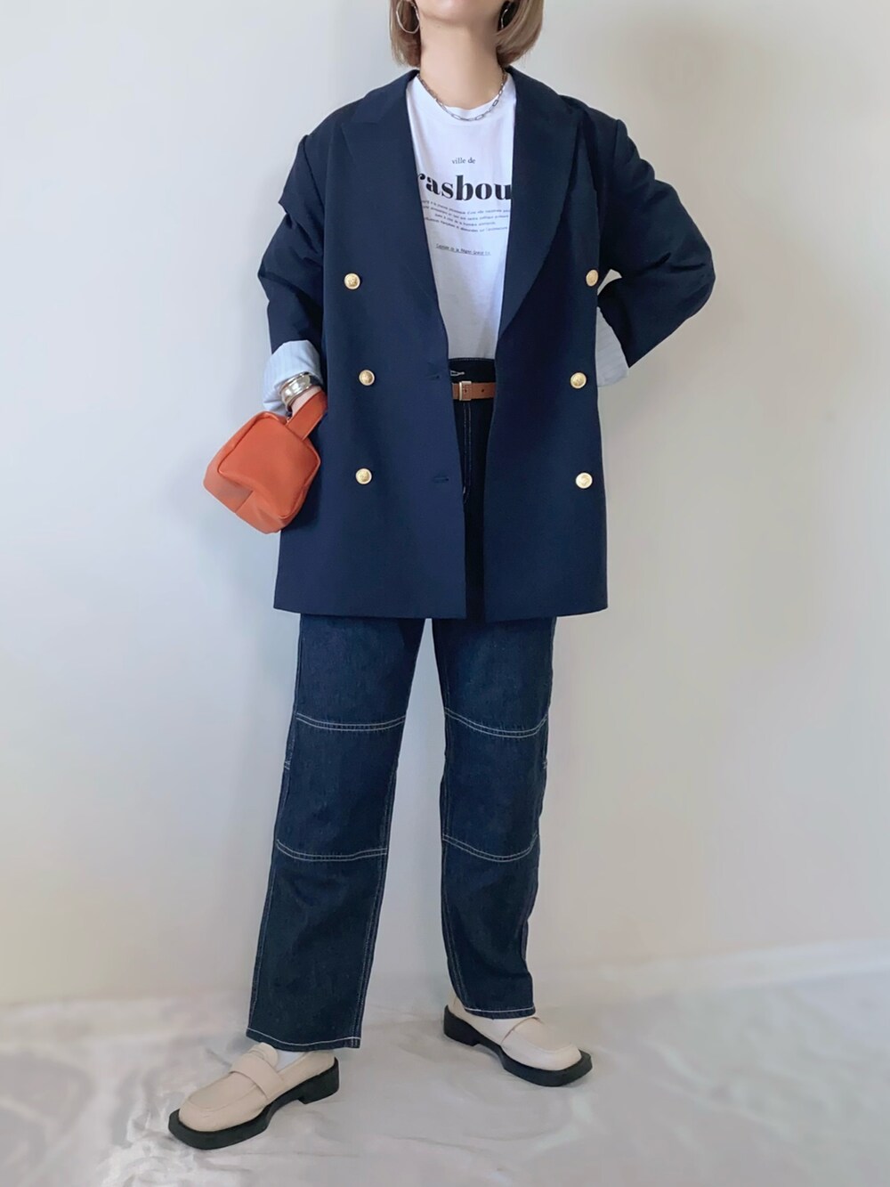 ブルー系のジャケット/アウター、ホワイト系のTシャツ/カットソー、ブルー系のパンツを着用したレディースの春コーディネートの2枚目の写真
