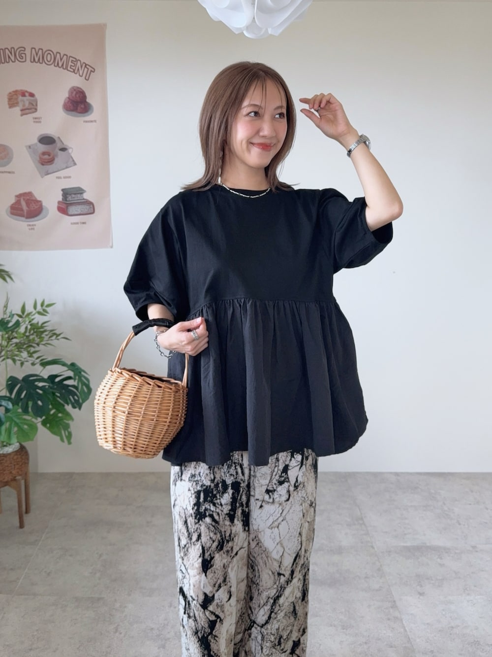 ブラック系のTシャツ/カットソー、ブラック系のサンダルを着用したレディースの春コーディネートの4枚目の写真