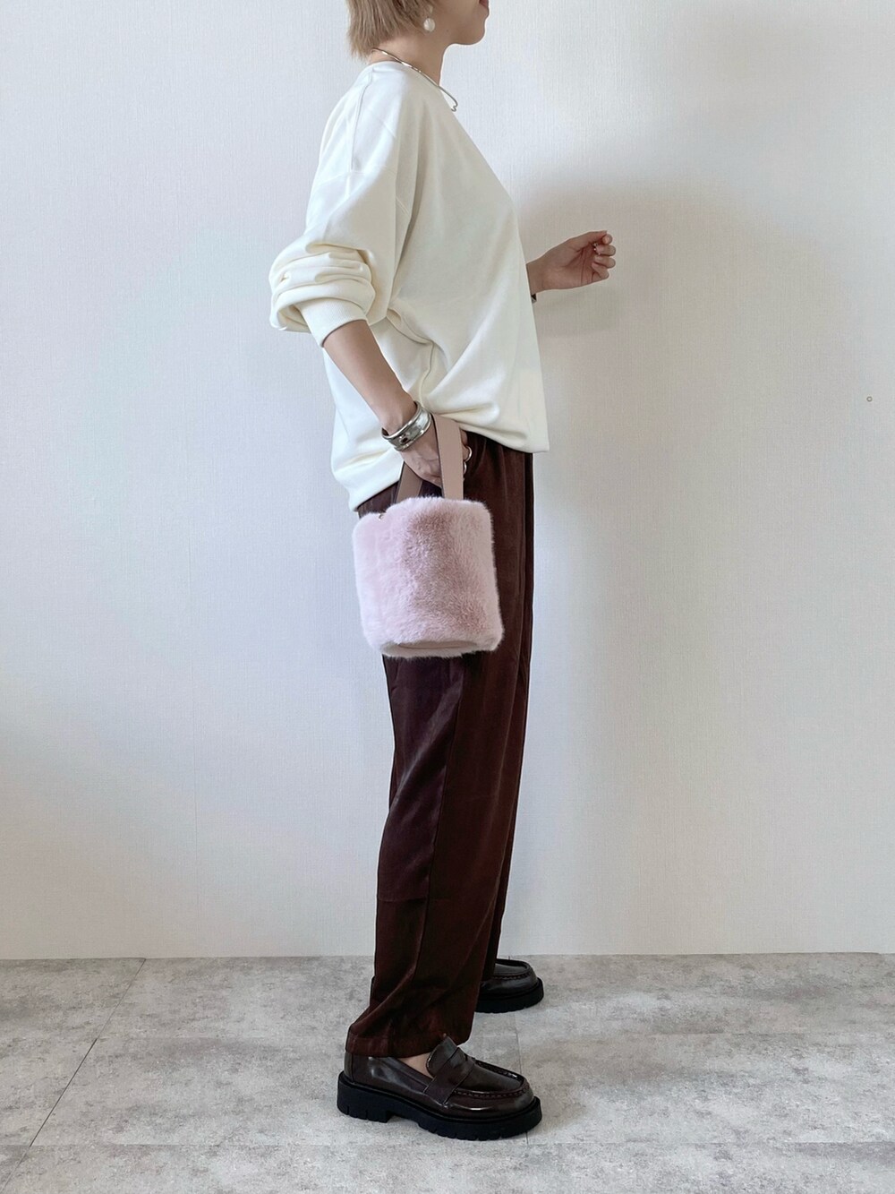 ブラウン系のその他パンツ、ピンク系のバッグ、ブラウン系のローファーを着用したレディースの秋コーディネートの3枚目の写真