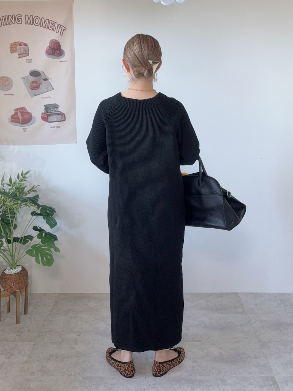 ブラック系のワンピース、ブラック系のボストンバッグ、ブラウン系のバレエシューズを着用したレディースの秋コーディネートの3枚目の写真